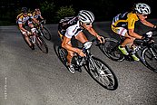 Radmarathon Radfahrer am Rennrad in der Nacht